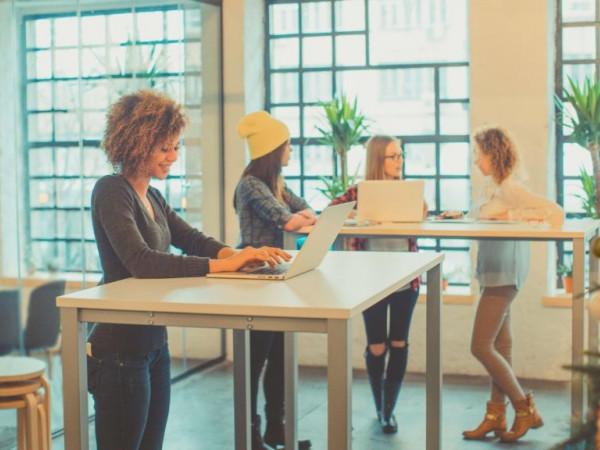 Chỉ cần đứng 6 tiếng làm việc mỗi ngày thay vì ngồi ghế có thể giúp bạn giảm cân