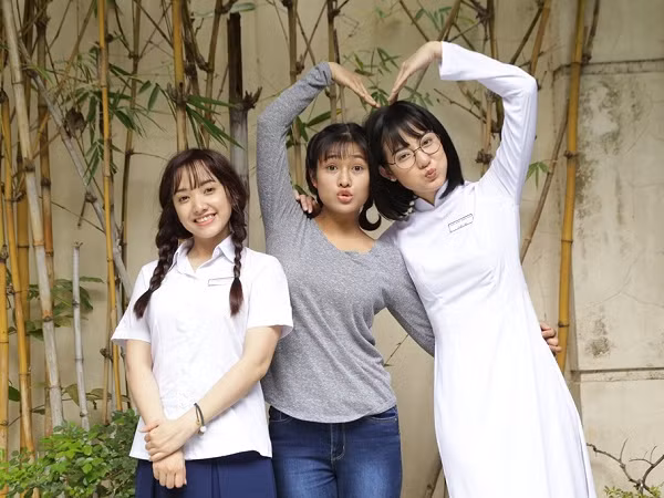 "Hotgirl loạn thị": Khi các "hotgirl" mạng xã hội bắt tay nhau "đại náo" màn ảnh