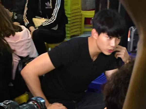 Taecyeon (2PM) hồn nhiên ăn chả cá, uống bia trên đường phố Hà Nội