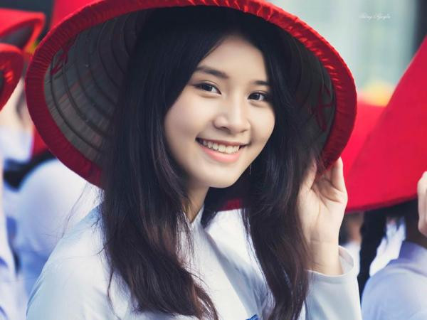 Nữ sinh THPT Trưng Vương đẹp không-tì-vết trong tà áo dài trắng