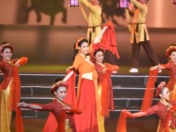 Hà Kiều Anh mặc áo tứ thân, biểu diễn đêm gala hội ngộ các Hoa hậu Việt Nam từng thời kỳ