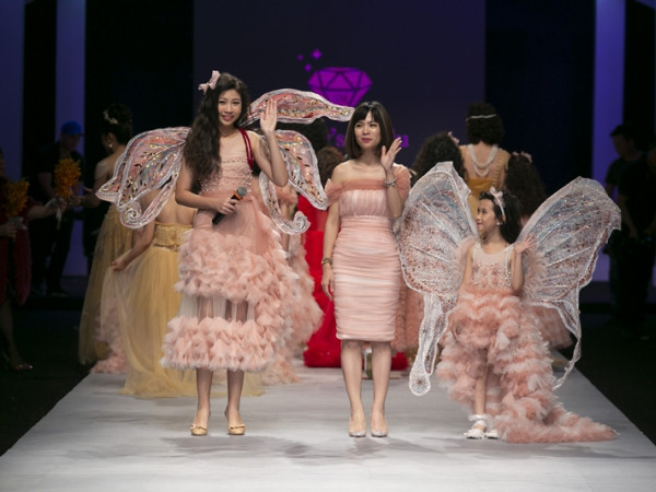 Hoa hậu hoàn vũ nhí trổ tài ca hát “đốn tim” khán giả trên sàn diễn Tuần lễ thời trang