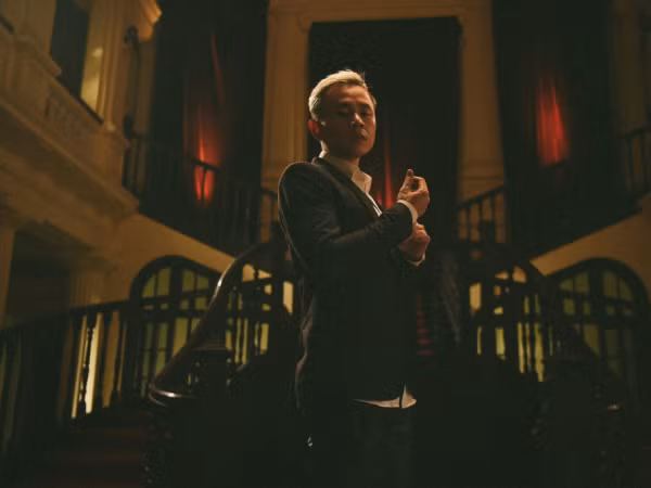 Tung hỏa mù hát Bolero, Binz vẫn chất ngầu thế này trong MV kết hợp cùng Touliver cơ mà!