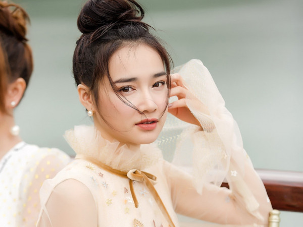 Sau ồn ào tình cảm, Nhã Phương "né" những câu hỏi về Trường Giang