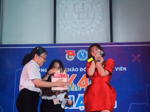 Được Trúc Nhân bí mật ghé thăm, Văn Mai Hương bất ngờ bật khóc nức nở ngay trên sân khấu