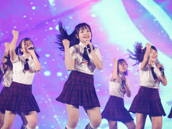 Nhóm nhạc đông thành viên nhất Việt Nam SGO48 gây chú ý trong sự kiện quy tụ "rừng" sao