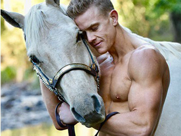 Sức hút kỳ lạ của bộ ảnh dàn trai sáu múi bên mèo và thú hoang "đốt mắt" cư dân mạng