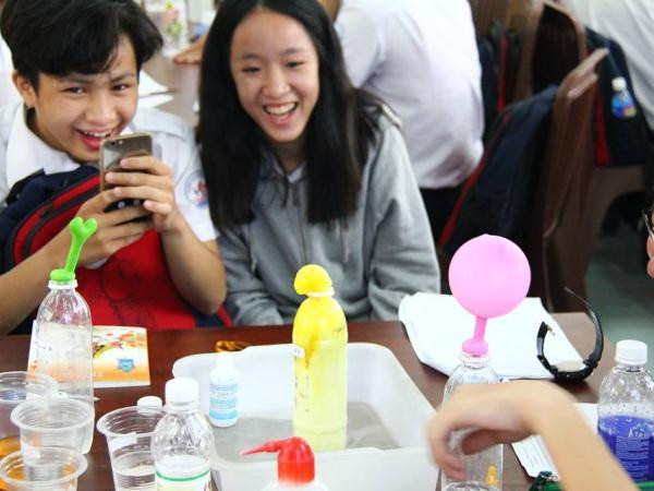 Bên cạnh lý thuyết, môn Hóa cũng nên được học như thế này!