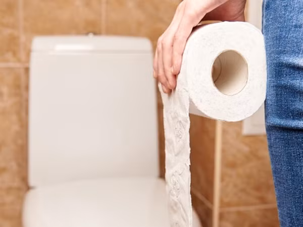 Nếu bạn thường lót giấy lên toilet công cộng để ngồi cho sạch hơn, thì ngừng ngay nhé!
