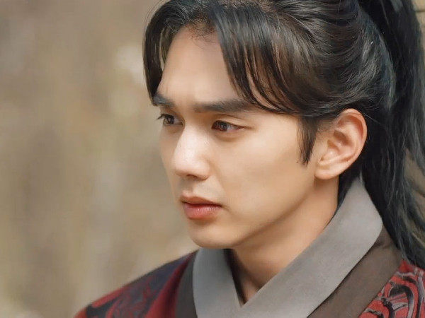 Mặt nạ quân chủ mới đi được nửa chặng đường, Yoo Seung Ho sụt 5 kí vì quá vất vả 