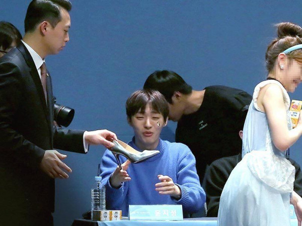 Nhờ Cinderella từ trên trời rơi xuống, Yoon Jisung (Wanna One) bất ngờ trở thành Hoàng tử