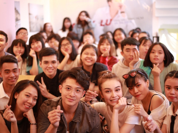 Harry Lu "tình tứ" bên Midu trong ngày sinh nhật muộn của mình