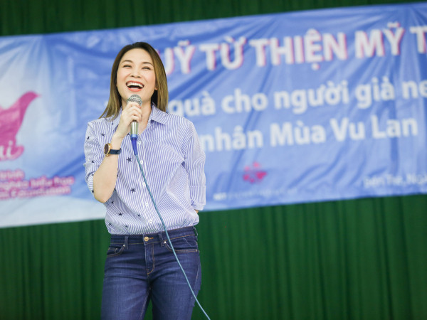 Ca sĩ Mỹ Tâm đến Bến Tre làm từ thiện, ngồi bệt xuống vệ đường giao lưu cùng các cụ bà