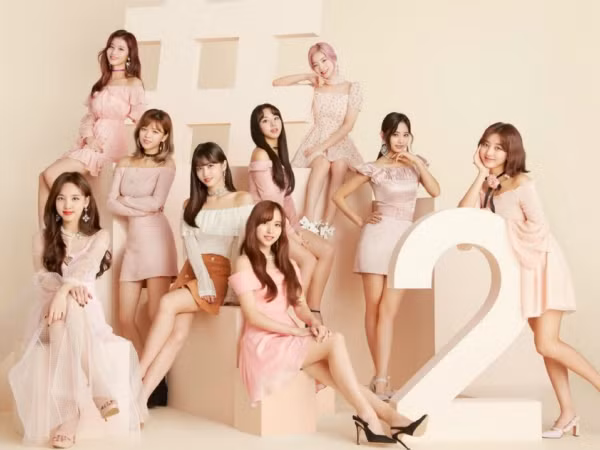 Giật mình chuyện TWICE phải tắt livestream giữa chừng vì bị fan cuồng bám theo