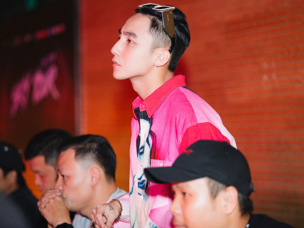 Sơn Tùng M-TP mướt mồ hôi tập luyện cho "Sky Tour" Đà Nẵng đến tận giữa đêm