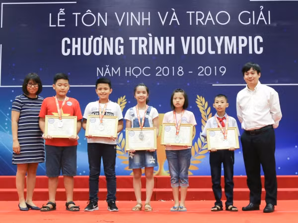 Những bạn học sinh xuất sắc nhận giải thưởng của cuộc thi Violympic 2018-2019