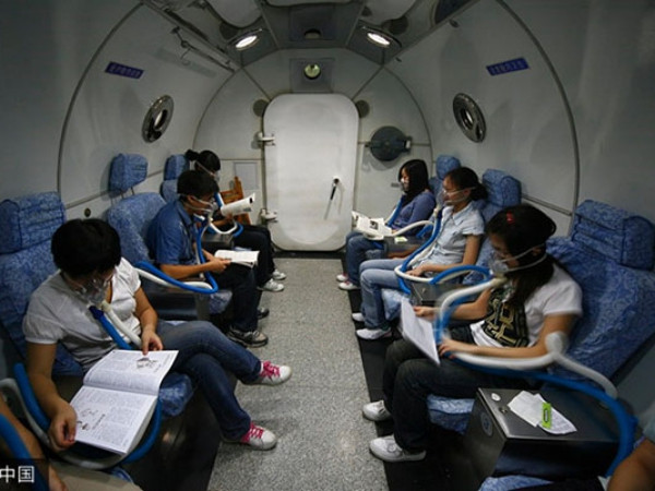 Học sinh Trung Quốc vừa thở ô-xy y tế, vừa ôn bài trước kỳ thi đại học căng thẳng