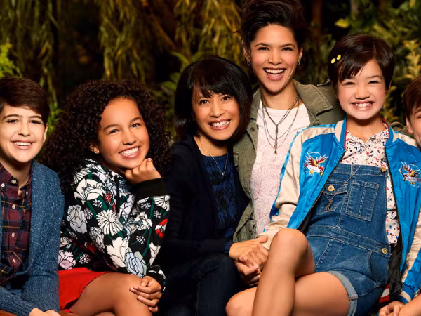 Disney lần đầu khai thác nhân vật đồng tính trong phim dành cho tuổi teen 