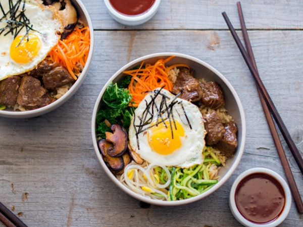 Trời nóng ở nhà làm bạn với điều hòa và tự trộn cơm kiểu Hàn vừa ngon lại dễ này!