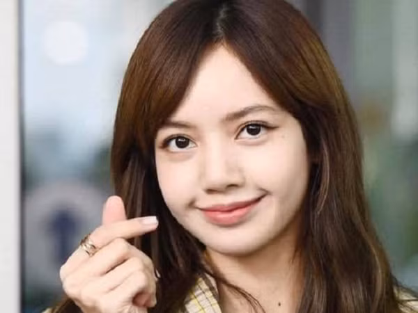 Hiếm hoi lắm mới thấy Lisa (Black Pink) đổi kiểu tóc mái lệch như thế này