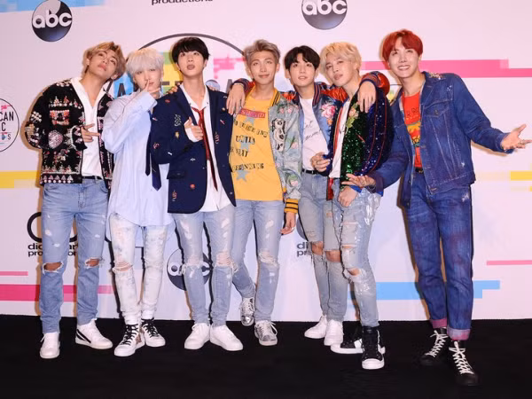 Teen Vogue hết lời khen ngợi phong cách thời trang của BTS trong năm 2017