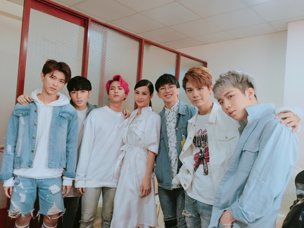 Đông Nhi hội ngộ Uni5 tại bán kết "Hoa hậu Biển Việt Nam Toàn cầu 2018"