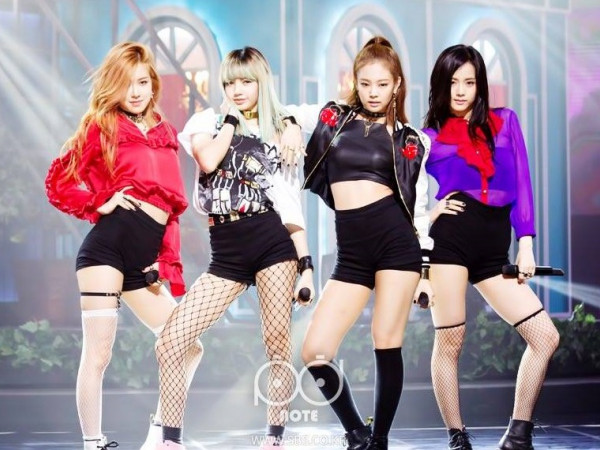 Fan phẫn nộ khi BLACKPINK đang biểu diễn thì bị tắt nhạc và phải đi vào trong