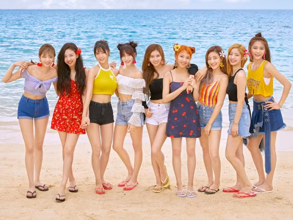 Bất ngờ chưa, chính TWICE cũng miệt mài stream nhạc của mình ngày đêm