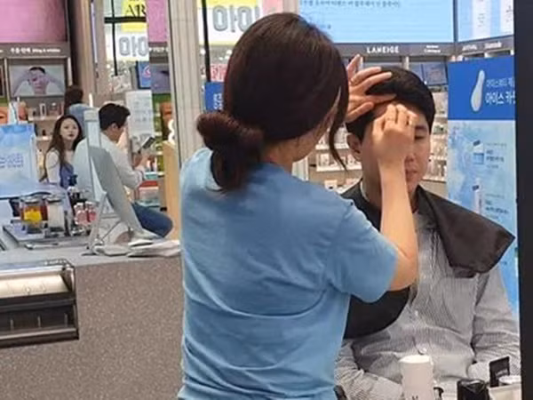 Nam giới Hàn Quốc trang điểm khi đi làm, ngày càng "nữ tính"