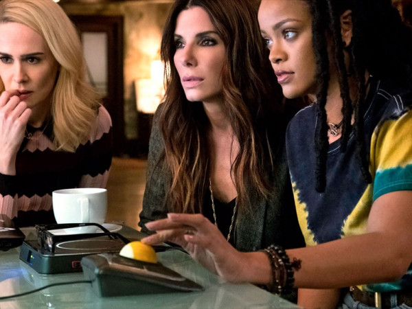 Sandra Bullock, Cate Blanchett, Anne Hathaway, Rihanna cùng lập mưu... đi cướp