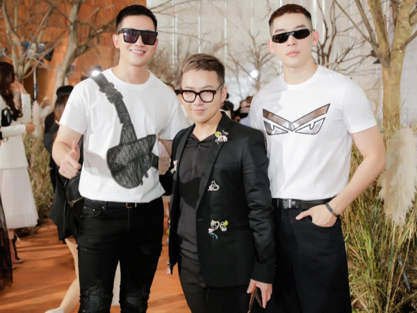 Đôi bạn mỹ nam Minh Trung - Võ Cảnh mặc chất trên thảm đỏ show diễn của Chung Thanh Phong.