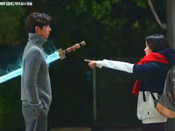Trào lưu chế ảnh kiếm đâm xuyên ngực, fan Goblin chớ bỏ qua!