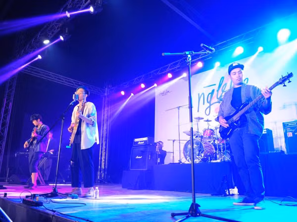 Mặc trời mưa, hàng trăm khán giả vẫn tham gia liveshow đầu tiên của Ngọt