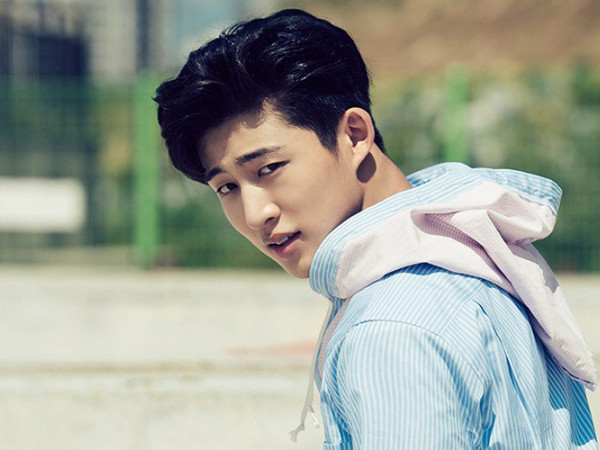 Khoảnh khắc dễ thương nhất năm: Quản lý của Red Velvet đi show cùng B.I (iKON)