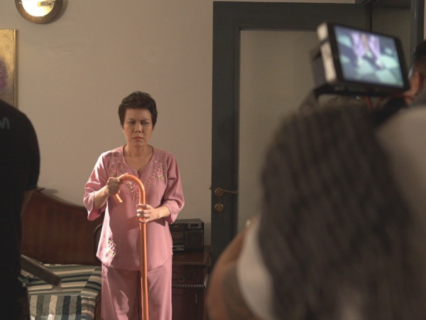 Nghệ sĩ Việt Hương hóa bà mẹ mù trong web drama dịp Halloween 2019