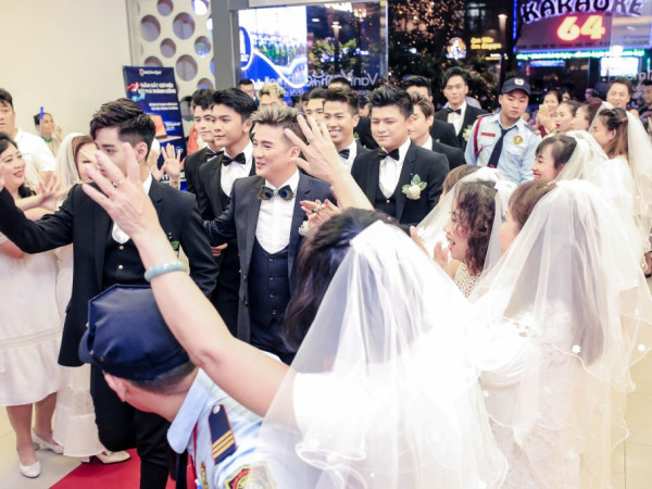 Đàm Vĩnh Hưng gây náo loạn trung tâm thương mại khi ngồi xe hoa, xuất hiện cùng nhiều cô dâu 