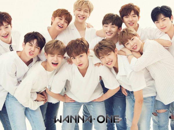 Fan "rụng tim" với dàn mỹ nam Wanna One đồng loạt bôi môi đỏ… hôn nhau bất chấp