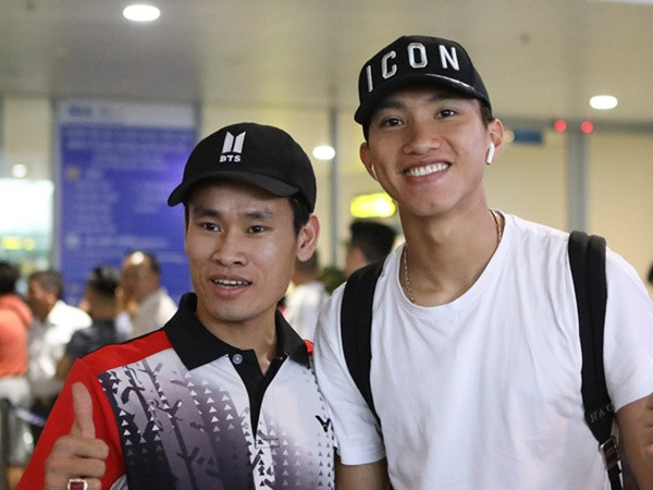 Văn Hậu tươi cười trở về Hà Nội, sẵn sàng đối đầu Malaysia