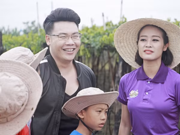 Hamlet Trương học làm gốm, hái nho cùng các em nhỏ trong chương trình thực tế "Cầu thủ nhí 2017"