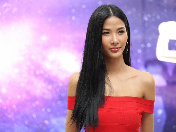 Hoàng Thùy bật khóc ngay tập mở màn “Tôi là Hoa hậu Hoàn vũ Việt Nam 2017”