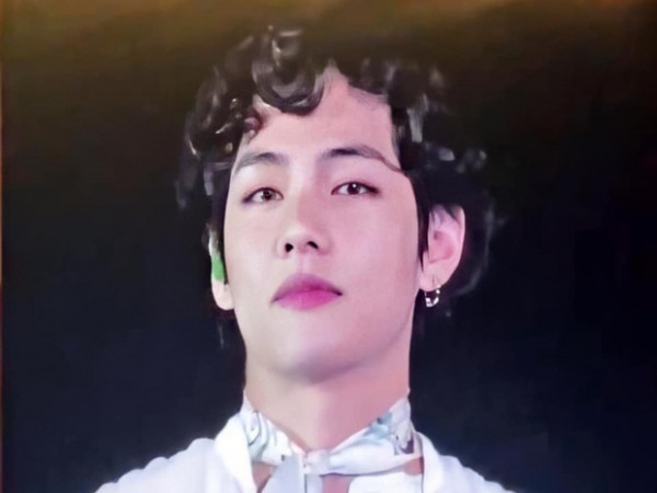 Để tóc dài lãng tử thôi chưa đủ, V (BTS) chơi lớn bằng tóc xoăn bà thím