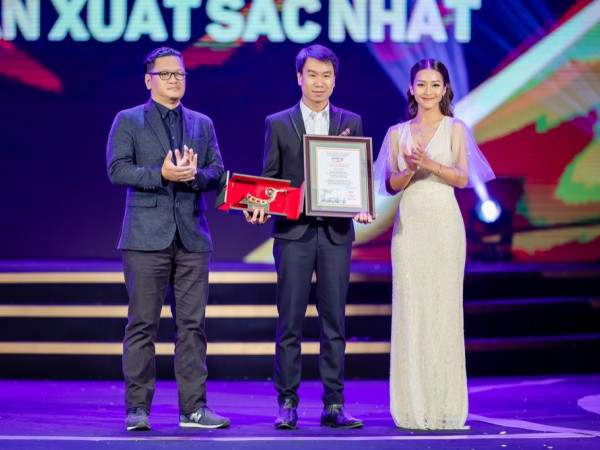 Khả Ngân xuất hiện rạng rỡ, trao giải Liên hoan phim cùng đạo diễn "Cành Cọ Vàng" 