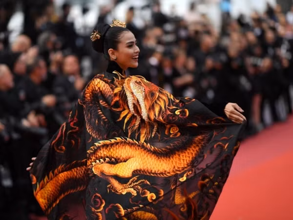 Á hậu Trương Thị May xuất hiện nổi bật trên thảm đỏ LHP Cannes 2019 ngày thứ 9