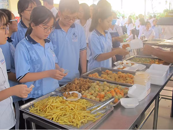 Ra-đa học đường: “Đột nhập” căng-tin, truy lùng “đặc sản”