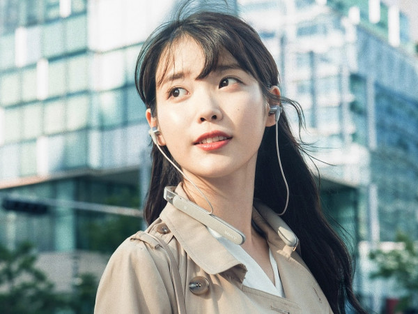 Đi dự lễ tốt nghiệp của fan, IU đúng là cô nàng chiều fan nhất quả đất