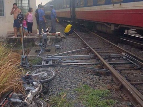 Băng ngang đường sắt, một người đàn ông bị tàu tông tử vong
