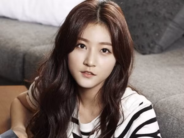 Nổi tiếng khi còn quá trẻ, Kim Sae Ron đã phải gánh chịu cực nhiều tổn thương 
