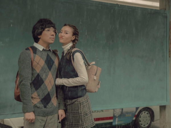 Lan Ngọc "lột xác" với tạo hình "gà bông", cùng Trấn Thành trở thành cặp đôi thanh xuân vườn trường 