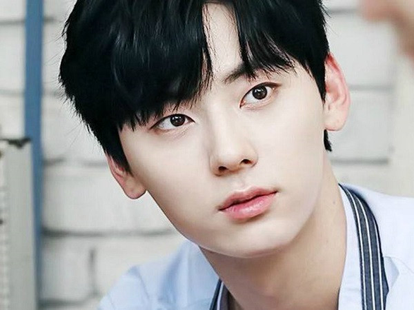 Phải chăng Hwang Minhyun có "siêu năng lực đặc biệt" là biết bay?