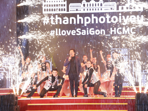 Thanh Bùi, Hà Anh Tuấn, Tiên Tiên hoà mình dưới mưa cùng hàng nghìn khán giả tại Phố đi bộ 